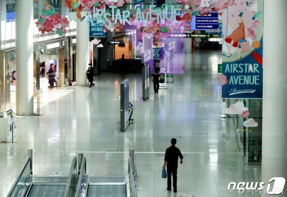 (인천공항=뉴스1) 정진욱 기자 = 23일 인천국제공항 1터미널 면세점이 한산한 모습을 보이고 있다.2020.4.23/뉴스1