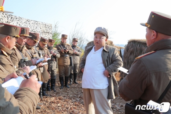 (평양 노동신문=뉴스1) = 노동당 기관지 노동신문은 김정은 국무위원장이 인민군 군단별 박격포병구분대의 포사격 훈련을 지도했다고 10일 보도했다. 신문은 훈련이 실시된 구체적인 날짜는 공개하지 않았다. 이번 김 위원장의 행보는 당초 이날 열리는 최고인민회의 제14기 3차 회의를 앞두고 당 차원의 회의를 진행할 것이라는 예측과는 다른 것으로 배경이 주목된다.   [국내에서만 사용가능. 재배포 금지. DB 금지. For Use Only in the Republic of Korea. Redistribution Prohibited]  rodongphoto@news1.kr