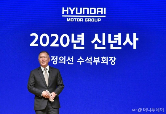 현대자동차그룹은 지난 1월 2일 서울 양재동 본사에서 임직원들이 참석한 가운데 2020년 신년회를 개최했다. 정의선 현대차그룹 수석부회장은 새해 메시지를 통해 "현대차그룹은 2020년을 미래 시장에 대한 리더십 확보의 원년으로 삼고자 한다"고 밝히며, 올해부터 미래 분야에서 가시적 성과를 창출하겠다는 의지를 표명했다. /사진제공=현대차그룹