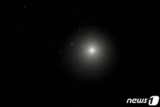 4일 충북 충주고구려천문과학관은 오늘 밤 금성과 플레이아데스성단이 관측상 가장 가까운 거리에 위치한다고 밝혔다. 사진은 3일 밤 고구려천문과학관에서 촬영한 금성과 플레이아데스성단의 모습.2020.04.04/&#169; 뉴스1