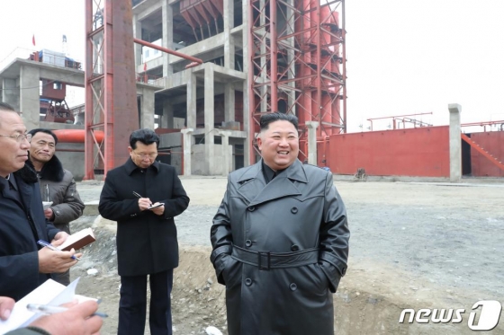 김정은 북한 국무위원장이 2020년 새해 첫 현지지도로 순천린(인)비료공장건설현장을 방문했을 당시 모습./사진=뉴스1