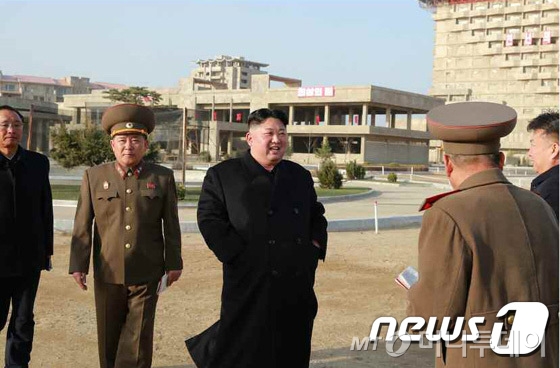 김정은 북한 국무위원장이 지난해 4월6일 강원도의 원산 갈마 해안 관광지구를 현지지도하고 있는 모습.(노동신문 캡처)  /사진=뉴스1