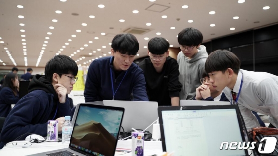 21일 대전에서 열린 2019 SW마이스터고 연합 해커톤 대회에서 소프트웨어마이스터고 학생들이 아이디어 회의 및 해커톤을 진행하고 있다. (과학기술정보통신부 제공) 2019.11.21/뉴스1