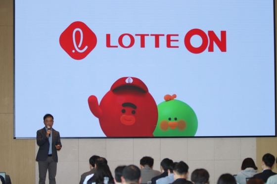 조영제 롯데쇼핑 e커머스사업부 대표가 27일 서울 롯데월드몰에서 '롯데ON 전략 설명회'를 진행하고 있는 모습/사진=롯데쇼핑