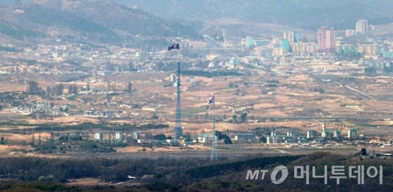 [파주=뉴시스]박주성 기자 = 일부 외신이 김정은 북한 국무위원장의 건강 이상설과 중국의 대북 의료진 파견설을 보도하는 가운데 26일 오전 경기 파주시 접경지역에서 바라본 우리측 대성동 마을과 북측 기정동 마을에 각각 태극기와 인공기가 펄럭이고 있다. 2020.04.26.   park7691@newsis.com