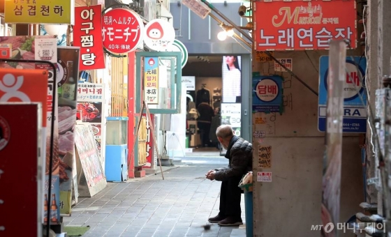 코로나19 영향으로 경기 침체 우려가 계속되고 있는 31일 오후 서울 중구 명동의 한 상인이 손님을 기다리고 있다. /사진=	김창현 기자 chmt@