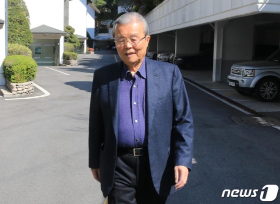 김종인 전 미래통합당 총괄선대위원장이 지난 26일 서울 종로구 구기동 자택을 나서고 있다. /사진=뉴스1