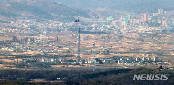 [파주=뉴시스]박주성 기자 = 일부 외신이 김정은 북한 국무위원장의 건강 이상설과 중국의 대북 의료진 파견설을 보도하는 가운데 26일 오전 경기 파주시 접경지역에서 바라본 우리측 대성동 마을과 북측 기정동 마을에 각각 태극기와 인공기가 펄럭이고 있다. 2020.04.26.   park7691@newsis.com