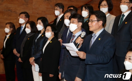 우희종 더불어시민당 공동상임선대위원장을 비롯한 비례대표 당선인들이 16일 오후 서울 여의도 국회 로텐더홀 앞 계단에서 열린 제21대 국회의원선거 결과 입장 발표 기자회견에서 발언을 하고 있다. 2020.4.16/사진=뉴스1