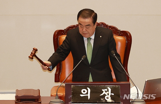 [서울=뉴시스] 이영환 기자 = 문희상 국회의장이 29일 오후 서울 여의도 국회 본회의장에서 열린 제377회 국회(임시회) 제2차 본회의에 참석해  성폭력범죄의 처벌 등에 관한 특례법 일부개정법률안이 가결 되었음을 알리며 의사봉을 두드리고 있다. 2020.04.29.     20hwan@newsis.com