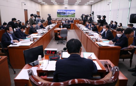 윤상현 국회 외통위원장이 지난달 28일 서울 여의도 국회에서 열린 외교통일위원회 전체회의를 주재하고 있다. / 사진제공=뉴시스