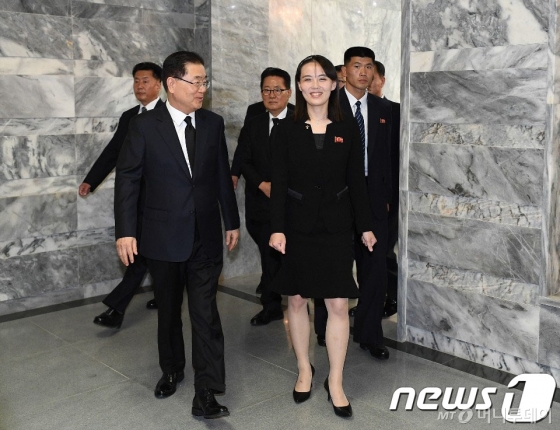 김여정 북한 노동당 제1부부장이 고 이희호 여사를 애도하며 김정은 국무위원장이 보낸  조화와 조전을 전달하기 위해 12일 판문점 북측 지역인 통일각에서 정의용 청와대 국가안보실장을 만나고 있다.(통일부 제공)2019.6.12/뉴스1