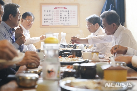 [서울=뉴시스]문재인 대통령이 1일 오후 서울 종로구 한 식당에서 수석, 보좌관들과 점심 식사를 하고 있다.(사진=청와대 제공) 2020.05.01.   photo@newsis.com