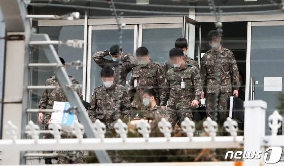 서울 국방부에서 마스크를 쓴 장병들이 이동하고 있다.