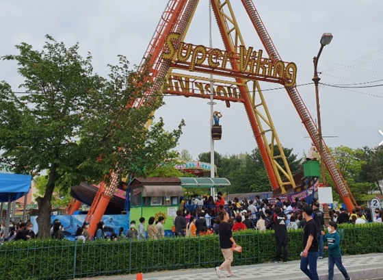 어린이날인 5일 경기 파주 임진각 내 소규모 테마파크가 이용객들로 인산인해를 이룬 모습./사진=장시복 기자