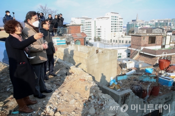 이낙연 전 국무총리가 지난 2월 서울 종로구 사직동 찾아 재개발 구역을 둘러보고 있다. / 사진=홍봉진 기자 honggga@