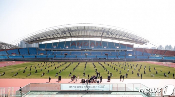 지난달 4일 경기도 안산시 안산와스타디움에서 열린 안산도시공사 상반기 공개채용 야외 필기시험에서 응시자들이 시험 시작을 기다리고 있다./사진=뉴스1