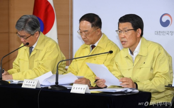 은성수 금융위원장이 22일 오후 서울 정부청사에서 '제5차 비상경제대책회의' 결과 발표를 하고 있다. / 사진=김휘선 기자 hwijpg@