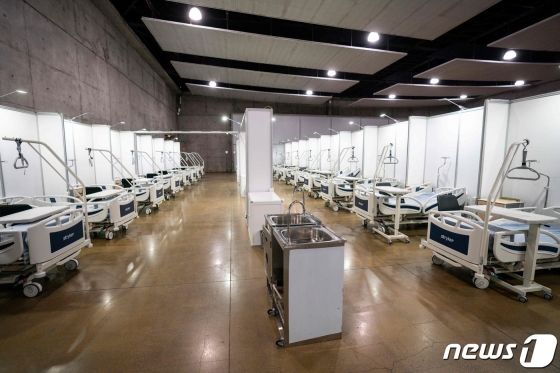 (산티아고 AFP=뉴스1) 우동명 기자 = 24일(현지시간) 코로나19 환자를 수용할 임시병원으로 사용할 칠레 산티아고의 컨벤션 센터에 침대가 놓여져있는 모습이 보인다. ⓒ AFP=뉴스1