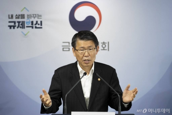 은성수 금융위원장이 24일 오후 서울 종로구 정부서울청사에서 코로나19 관련 금융시장 안정화 방안에 대해 발표하고 있다.2020.03.24 / 사진=김창현 기자 chmt@