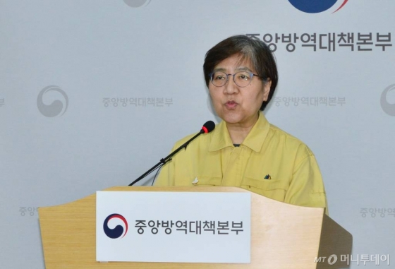 [서울=뉴시스]정은경 중앙방역대책본부장이 24일 오후 충북 오송 질병관리본부 브리핑룸에서 코로나19 국내 발생현황 브리핑을 하고 있다. (사진=중앙방역대책본부 제공) 2020.04.24.   photo@newsis.com