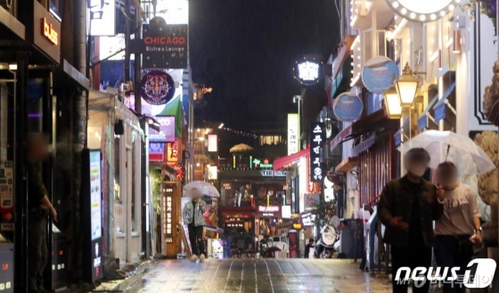 (서울=뉴스1) 허경 기자 = 정부가 8일 이태원 클럽 관련 신종 코로나바이러스 감염증(코로나19) 확진자 14명이 무더기로 쏟아지자 1개월간 클럽 운영을 자제하는 행정명령을 발표했다. 경기도 용인 66번 환자 A(29)씨가 다녀간 서울 이태원 클럽에서 신종 코로나바이러스 감염증(코로나19) 추가 감염이 잇따르고 있기 때문이다. 사진은 이날 저녁 서울 용산구 이태원 클럽 등 유흥시설 밀집지역. 2020.5.8/뉴스1