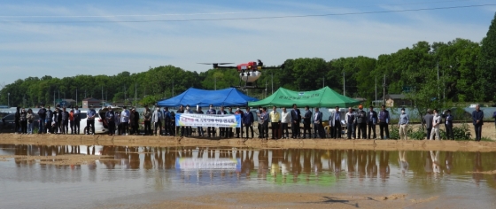 충북농업기술원 등이 주최한 '드론 이용 벼 직패재배 연시회'에서 국산 드론 'K-드론A1'이 비행 중이다/사진제공=케이드론