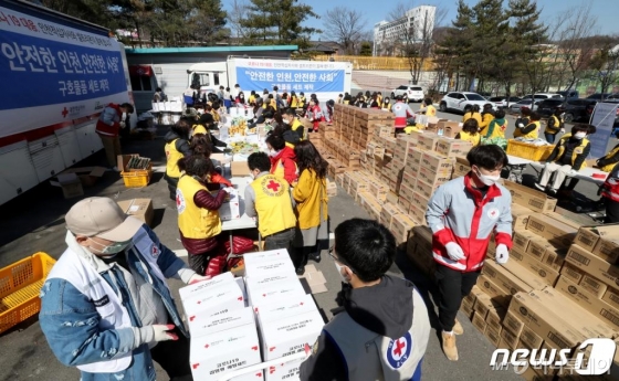 (인천=뉴스1) 정진욱 기자 = 대한적십자사인천지사가 지난 3월16일 오전 인천시 연수구 적십자사 인천지사 구호창고앞에서 셀트리온그룹이 기부한 2억원으로 취약계층 감염예방을 위한 신종 코로나바이러스 감염증(코로나19) 예방물품 5000개를 제작하고 있다. 이날 예방물품 제작에는 자원봉사자 200여명이 참여했다. 2020.3.16/뉴스1