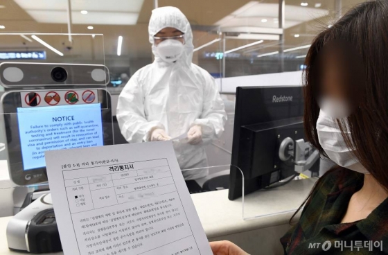 8일 오후 인천국제공항 2터미널 유증상자전용 입국심사대에서 입국심사관이 업무를 보고 있다. /사진=이기범 기자