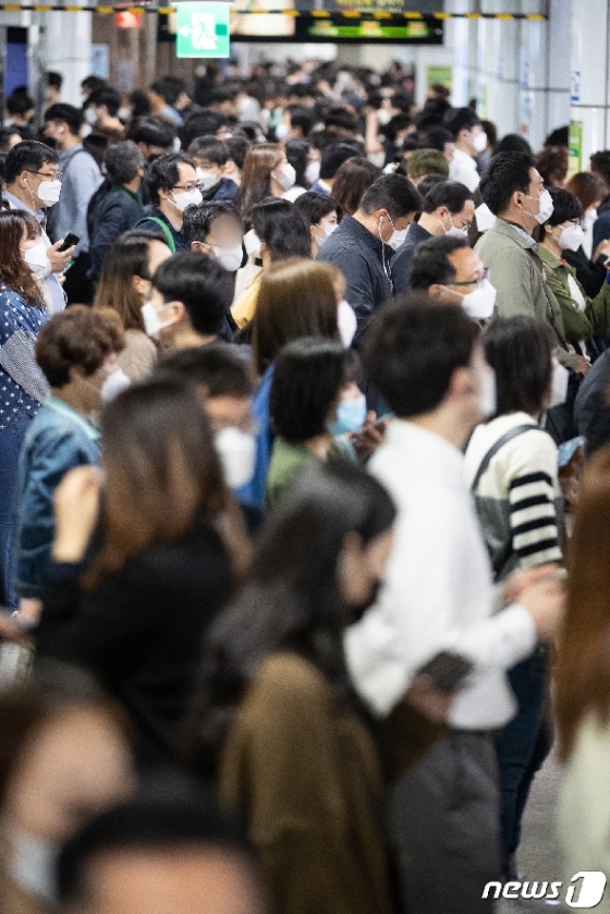 [사진] 혼잡한 출퇴근 지하철, 마스크 없이 못탄다 - 머니투데이
