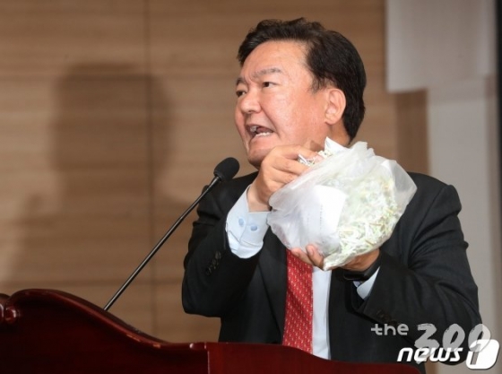(서울=뉴스1) 박세연 기자 = 민경욱 미래통합당 의원이 11일 오후 서울 여의도 국회 의원회관에서 열린 '4.15총선 개표조작 의혹 진상규명과 국민주권회복 대회'에서 파쇄된 투표용지를 들어보이며 발언을 하고 있다. 2020.5.11/뉴스1
