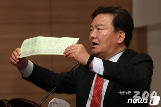 (서울=뉴스1) 박세연 기자 = 민경욱 미래통합당 의원이 11일 오후 서울 여의도 국회 의원회관에서 열린 '4.15총선 개표조작 의혹 진상규명과 국민주권회복 대회'에서 투표용지를 들어보이며 발언을 하고 있다. 2020.5.11/뉴스1