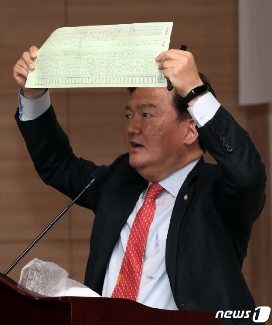 (서울=뉴스1) 박세연 기자 = 민경욱 미래통합당 의원이 11일 오후 서울 여의도 국회 의원회관에서 열린 '4.15총선 개표조작 의혹 진상규명과 국민주권회복 대회'에서 투표용지를 들어보이며 발언을 하고 있다. 2020.5.11/뉴스1