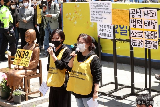 13일 오후 서울 종로구 옛 일본대사관 앞에서 열린 제1439차 일본군 성노예제 문제 해결을 위한 정기 수요집회가 '코로나19' 확산 방지를 위해 온라인 생중계로 진행되고 있다. / 사진=김휘선 기자 hwijpg@