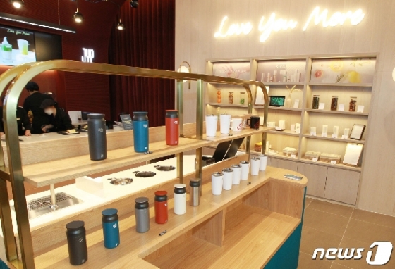 [사진] 롯데월드몰에 이색적인 체험형 ‘JYP 카페’ 오픈