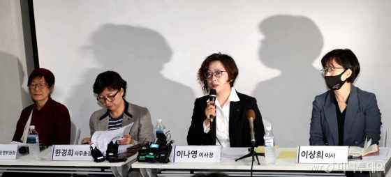 이나영 정의기억연대 이사장이 최근 불거진 위안부 피해자 후원금 논란과 관련해 11일 오전 서울 마포구 인권재단 사람에서 기자회견을 하고 있다. / 사진=홍봉진 기자 honggga@