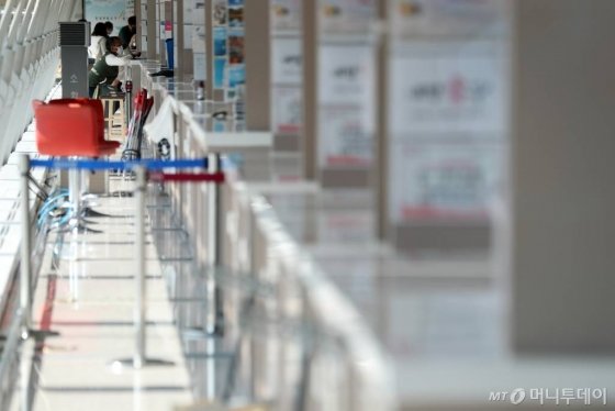 코로나19의 영향으로 한국인의 입국 제한 또는 금지하는 나라가 늘어가고 있는 가운데 2일 인천국제공항 내 여행사 카운터가 한산한 모습을 보이고 있다. / 사진=이기범 기자 leekb@