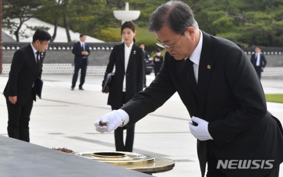 [광주=뉴시스]박영태 기자 = 문재인 대통령이 제40주년 5·18 민주화운동 기념일인 18일 오전 광주 북구 5·18 민주묘지 추모탑을 찾아 참배하고 있다. 2020.05.18.   photo@newsis.com