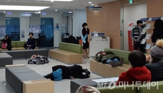 보암모 회원들이 삼성생명 고객센터에 누워 시위하고 있다./사진제공=법무법인 율촌