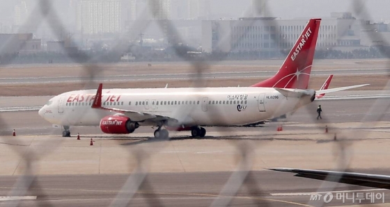 서울 강서구 김포공항 국내선청사 계류장에 이스타항공 여객기가 멈춰서 있다. /사진=김휘선 기자