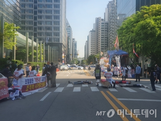 보암모 회원들이 삼성 서초사옥 앞 도로에 누워 시위하고 있다./사진제공=법무법인 율촌