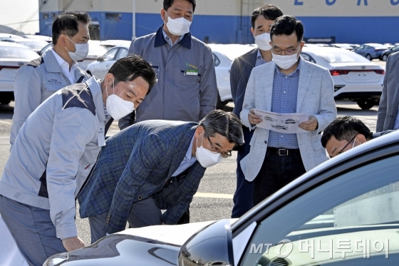 송호성 기아자동차 사장(앞줄 가운데)이 20일 평택항에서 선적 대기 중인 수출용 니로EV의 품질을 점검하고 있다. /사진제공=기아자동차<br>