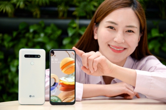LG전자가 이달 29일 실속형 스마트폰 'LG Q61'을 출시한다. 모델이 LG Q61을 소개하고 있다. /사진=LG전자