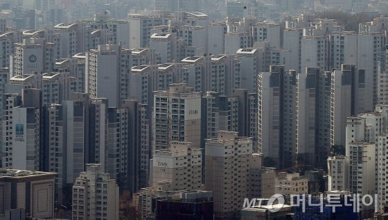 정부의 부동산 규제 대책과 코로나19로 인한 경기 침체 우려가 겹치면서 강남권 아파트값이 하락세를 보이고 있다.<br>
서울 아파트값은 강남4구인 송파(-0.17%) 강남(-0.12%) 강동(-0.06%) 서초(-0.04%)를 비롯해 용산(-0.01%) 등 고가 아파트가 많은 지역 위주로 떨어졌다.<br>
<br>
사진은 31일 강남구 아파트 단지 모습. / 사진=김창현 기자 chmt@