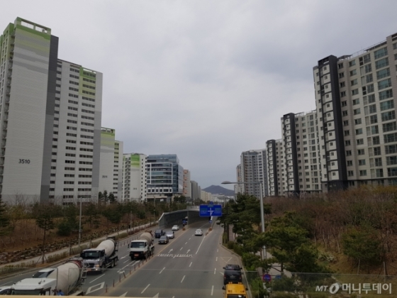 위례신도시 전경. 도로 하나를 놓고 행정구역이 갈린다. 이에 따른 시세 차이는 2~3억원에 달한다. 사진 왼쪽은 성남시 수정구 위례동, 오른쪽은 서울 송파구 위례동. /사진=유엄식 기자