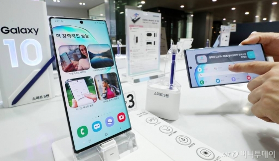 삼성전자가 '갤럭시노트 10'을 공개한 8일 서울 중구 삼성본관빌딩 삼성 모바일스토어에서 시민들이 제품을 체험하고 있다./사진=김휘선 기자