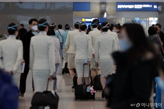 중국 우한 거주 한국 교민 수송을 위한 전세기 운항 일정이 지연된 가운데 30일 오전 인천국제공항 2터미널에서 대한항공 승무원들이 업무를 보고 있다. / 사진=인천국제공항=이기범 기자 leekb@