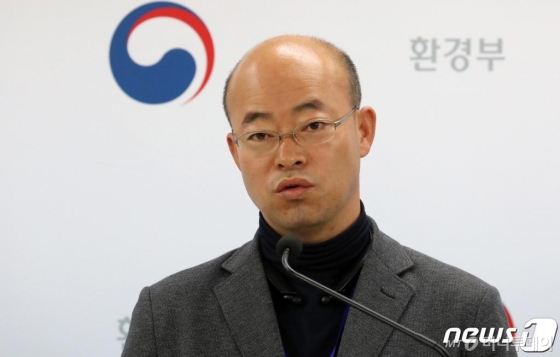 (세종=뉴스1) 장수영 기자 = 김영민 환경부 교통환경과장이 6일 정부세종청사 환경부 기자실에서 '벤츠(12종)·닛산(1종)·포르쉐(1종) 경유차 배출가스 불법조작 적발' 브리핑을 하고 있다. 환경부는 해당 차종에 대한 결함시정 명령과 함께 벤츠 776억원, 닛산 9억원, 포르쉐 10억원의 과징금을 부과하고 형사 고발한다고 밝혔다. 2020.5.6/뉴스1