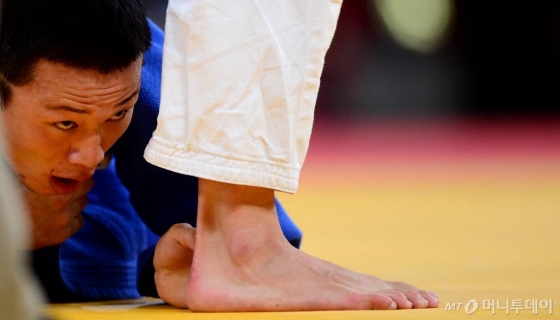 런던올림픽 남자 유도 73kg급 3-4위전 경기 도중 매트에 쓰러져 있는 왕기춘. /사진=런던올림픽사진공동취재단