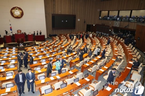(서울=뉴스1) 박세연 기자 = 20일 오후 서울 여의도 국회에서 열린 제378회국회(임시회) 제1차 본회의를 마치고 의원들이 본회의장을 나서며 인사를 하고 있다. 2020.5.20/뉴스1